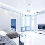 Ultra Central - Large Home With Balcony