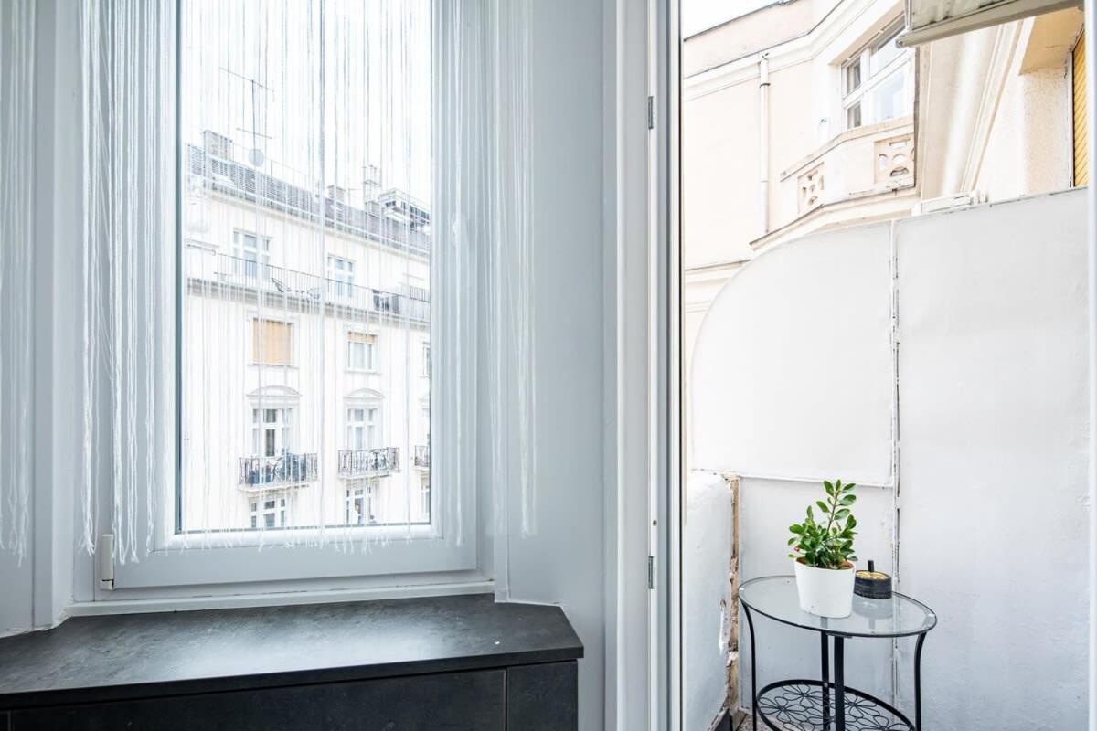 Ultra - Large With Balcony Apartment