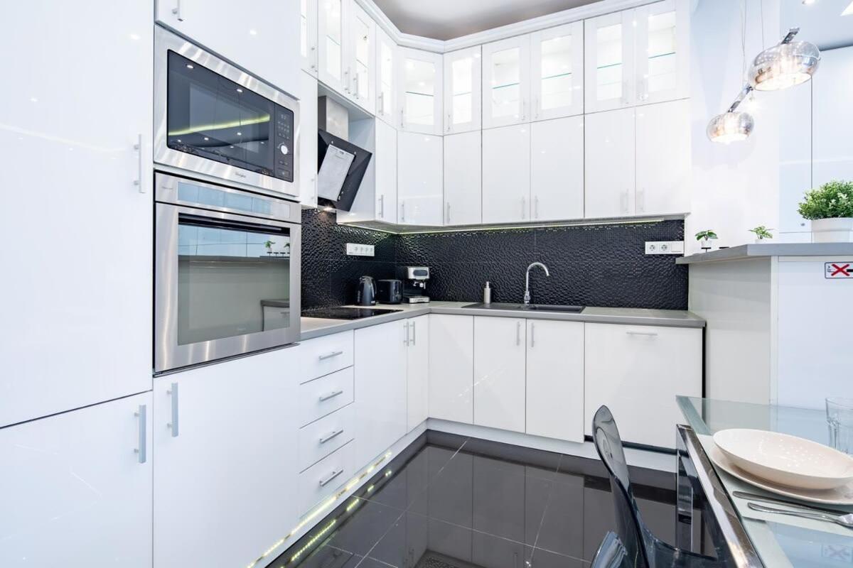 Ultra - Large With Balcony Apartment *